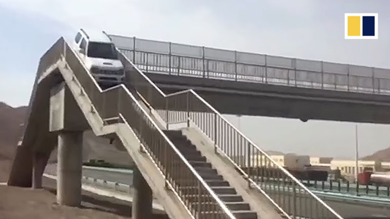 Έκανε αναστροφή από την πεζογέφυρα!